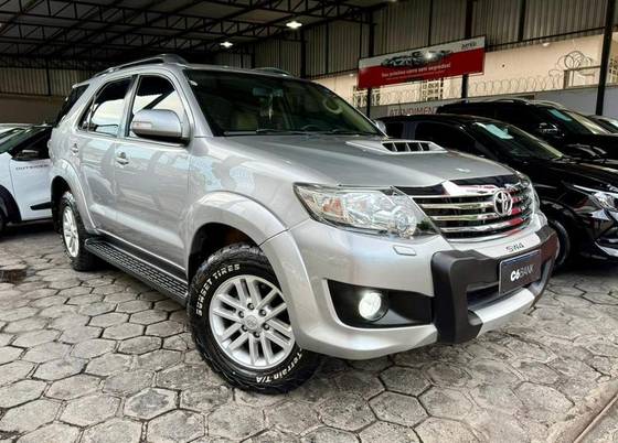 TOYOTA HILUX SW4 3.0 SRV 4X4 7 LUGARES 16V TURBO INTERCOOLER DIESEL 4P AUTOMÁTICO